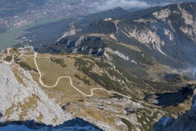 Blick ins Tal mit der Bergstation und Garmisch-Partenkirchen im Hintergrund