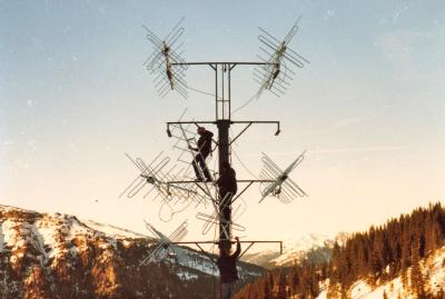 Eine ehemalige Skilift-Stütze diente als Mast. Jede einzelne Antenne wurde von DG3WZ nicht nur montiert, sondern auch geplant und jedes Element eigenhändig gesägt und gebogen.