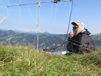 QRV auf dem Gipfel, im Hintergrund das Massiv des Hohen Dachstein