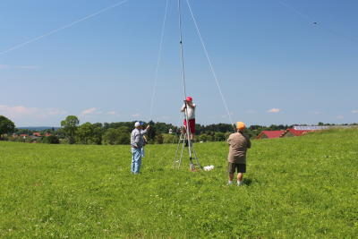 Aufbau Mast: Gerhard (DL2HN), auf der Leiter Georg (DL5NO), rechts noch ein Georg (DJ0CD)