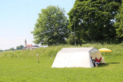 Links im HIntergrund das benachbarte Kloster Andechs