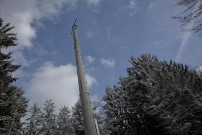 Mast in der Nähe des Gipfels